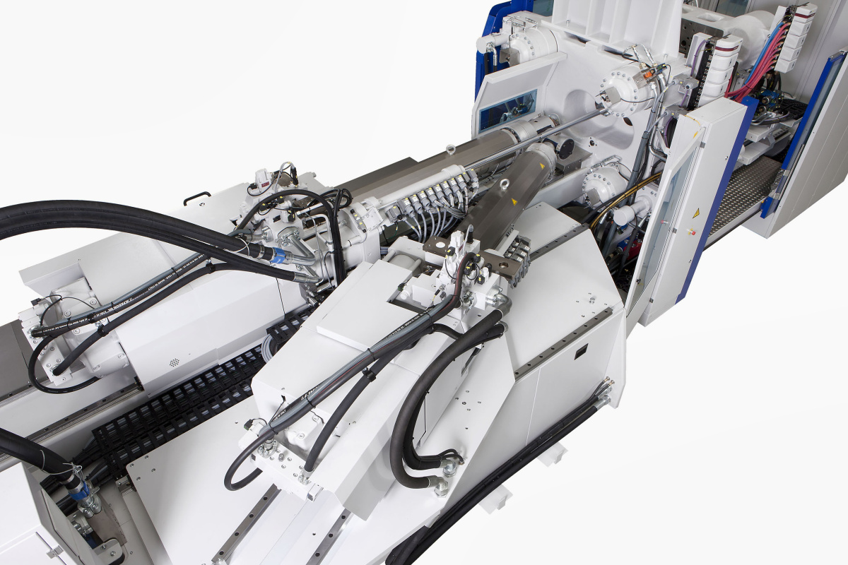 Obr. 4: Vstikovací agregát stroje MacroPower 450/5100H/2250Y pro výrobu kvtináe Lechuza® sendviovou technologií