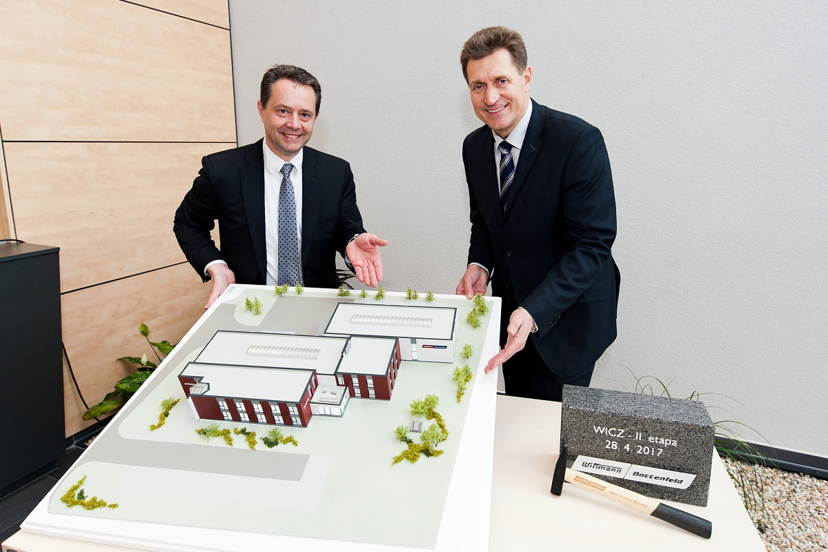 Michael Wittmann a Michal Slaba pedstavují model sídla firmy WICZ po rozšíení v roce 2018