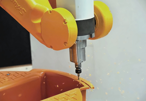 Obr&aacute;běn&iacute; plastů a kompozitn&iacute;ch materi&aacute;lů robotem St&auml;ubli