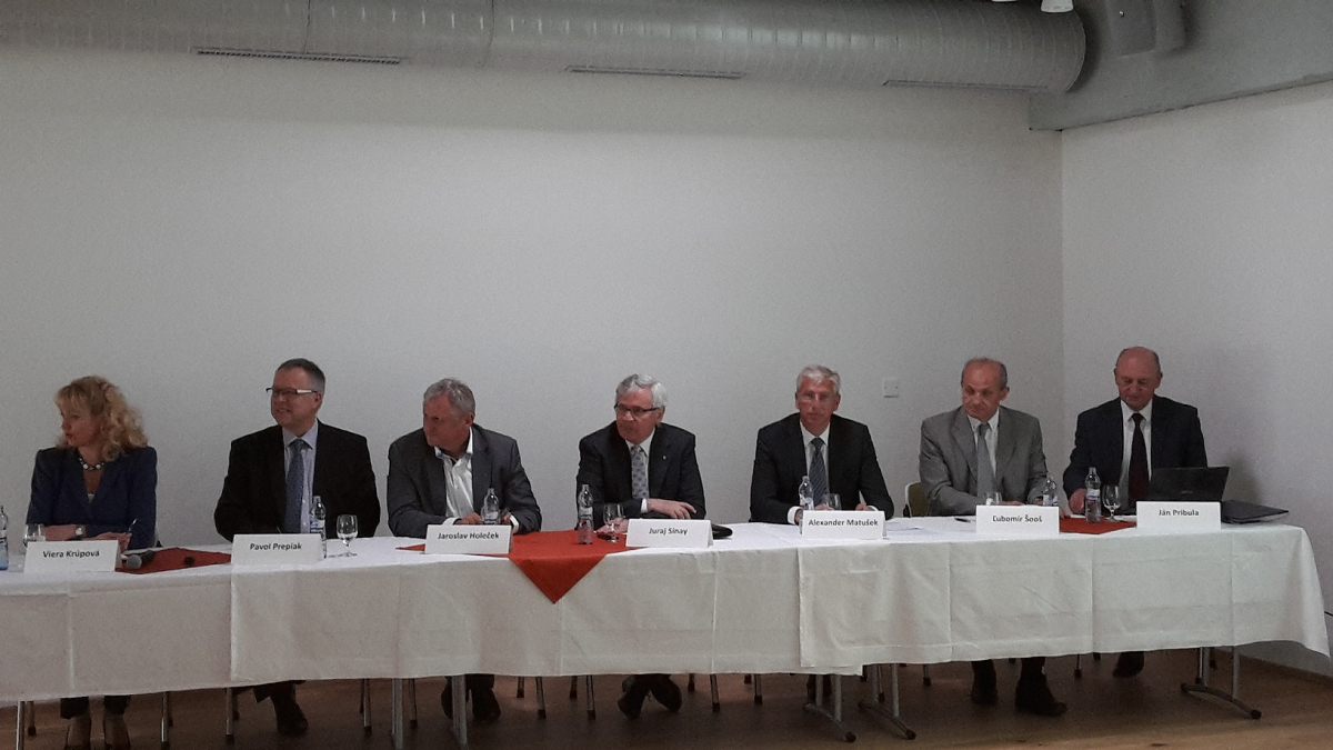 Nov&yacute;m prezidentom Zv&auml;zu automobilov&eacute;ho priemyslu SR sa stal prof. Juraj Sinay (uprostred)