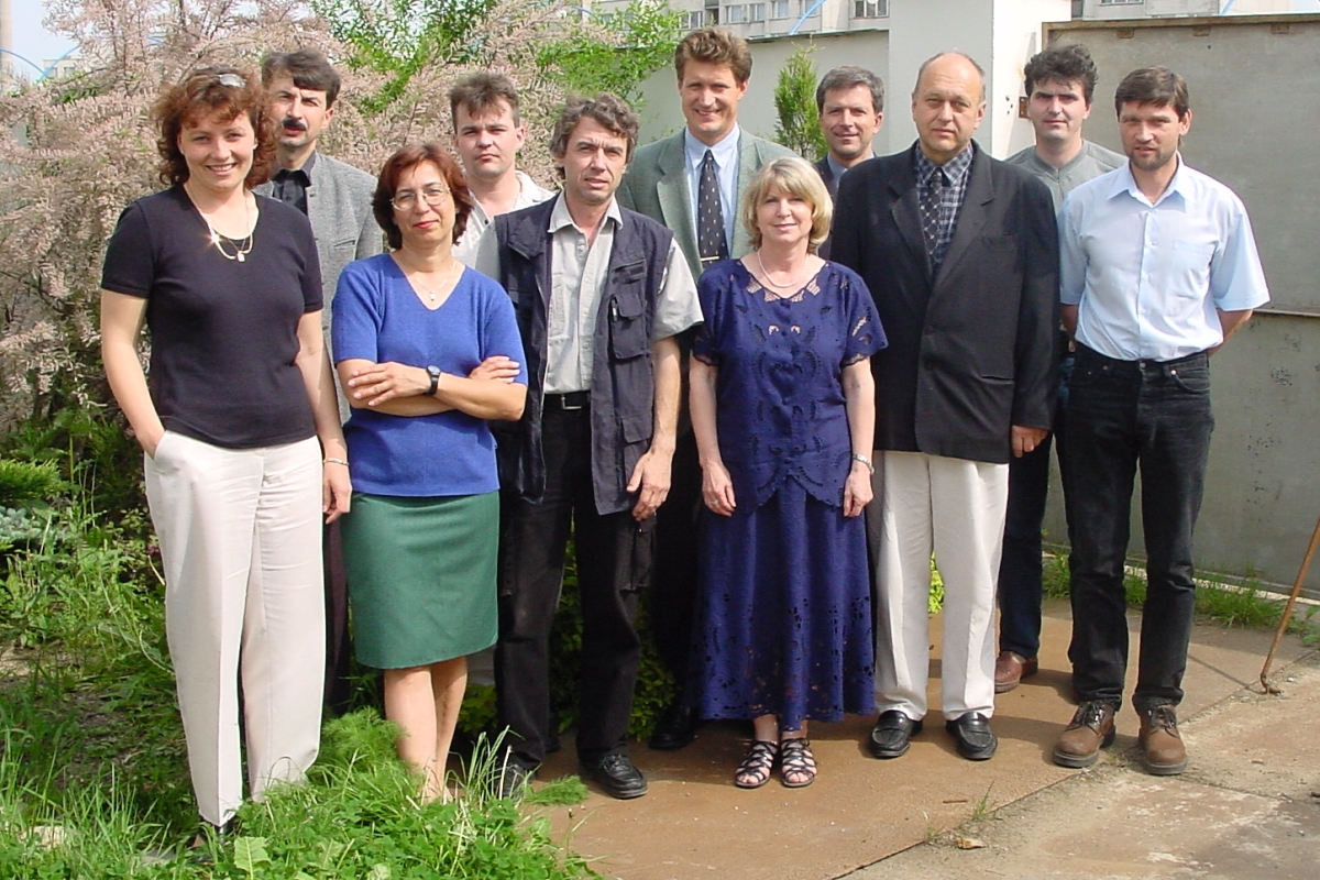 Pracovn&iacute;ci spoločnosti ARBURG spol. s r.o. v roku 2001 e&scaron;te na p&ocirc;vodnom mieste v Prahe na Čiernom moste.