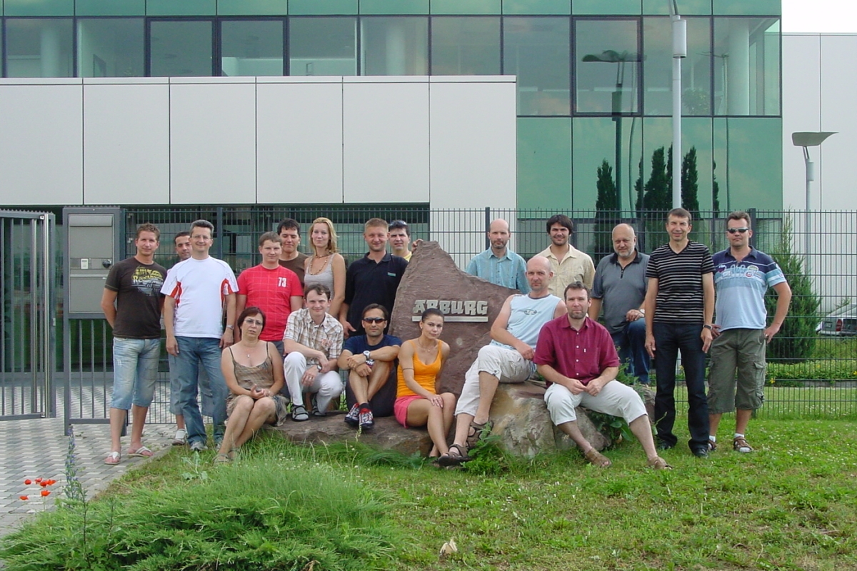 Pracovn&iacute;ci ARBURG spol. s r.o. v roku 2010 pred budovou ATC Brno
