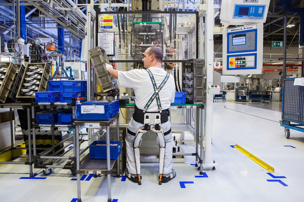 Volkswagen Slovakia testuje exoskeletony pre výrobných zamestnancov Volkswagen Slovakia testuje exoskeletony pre výrobných zamestnancov