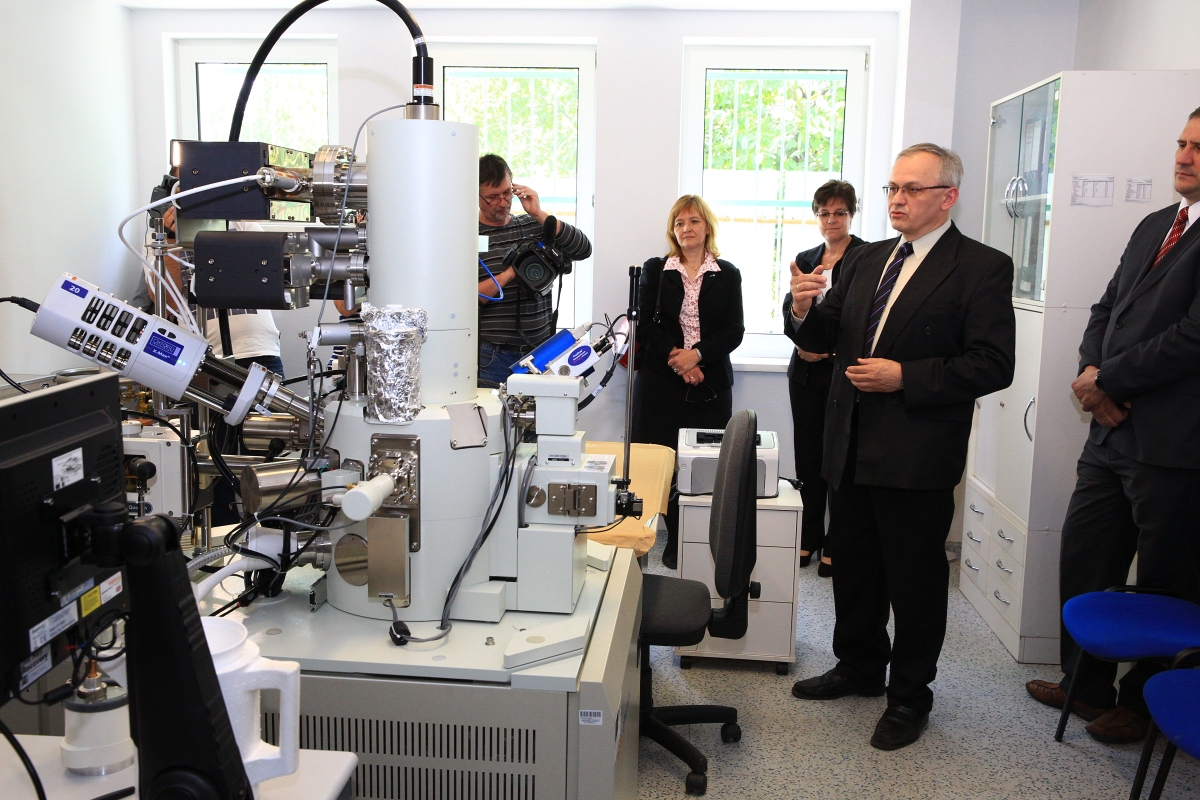 Prehliadka Centra pre aplikovaný výskum environmentálne vhodných polymérnych materiálov STU (CEPOMA) Prehliadka Centra pre aplikovaný výskum environmentálne vhodných polymérnych materiálov STU (CEPOMA)