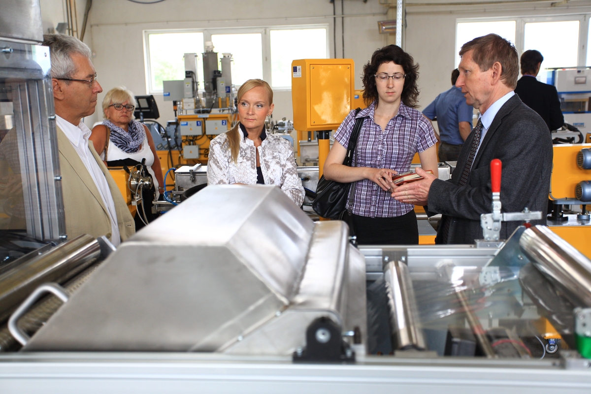 Prehliadka Centra pre aplikovaný výskum environmentálne vhodných polymérnych materiálov STU (CEPOMA) Prehliadka Centra pre aplikovaný výskum environmentálne vhodných polymérnych materiálov STU (CEPOMA)