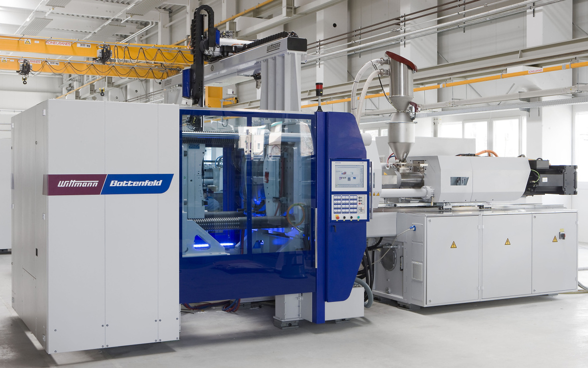 Obr. 3: Velký hybridní stroj MacroPower 450/2100 E se servoelektrickou vstřikovací jednotkou a servohydraulickou uzavírací jednotkou Obr. 3: Velký hybridní stroj MacroPower 450/2100 E se servoelektrickou vstřikovací jednotkou a servohydraulickou uzavírací jednotkou