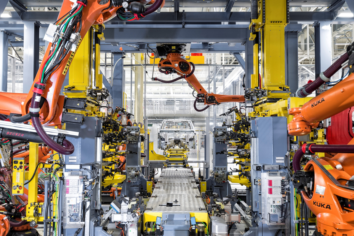 Volkswagen Slovakia začína inštalovať pol tisícky robotov do novej karosárne