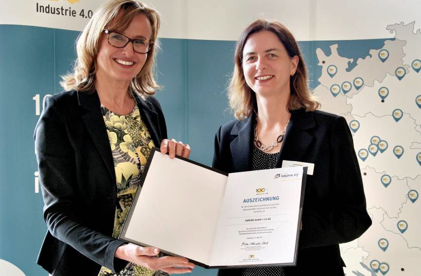 Katrin Schütz (vlevo), státní tajemnice na ministerstvu hospodářství, předala ocenění 100 center pro Průmysl 4.0 v Badensko-Württembersku paní Susanne Palm, vedoucí skupiny Public Relations ve firmě Arburg. Katrin Schütz (vlevo), státní tajemnice na ministerstvu hospodářství, předala ocenění 100 center pro Průmysl 4.0 v Badensko-Württembersku paní Susanne Palm, vedoucí skupiny Public Relations ve firmě Arburg.
