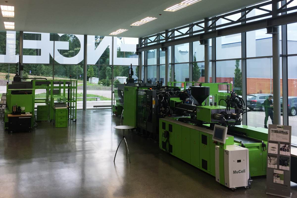 ENGEL Deutschland Technologieforum Stuttgart je od z&aacute;ř&iacute; kompetenčn&iacute; centrum pro MuCell. V technick&eacute;m centru pobočky je z&aacute;kazn&iacute;kům firmy ENGEL trvale k dispozici zař&iacute;zen&iacute; pro vstřikov&aacute;n&iacute; pěny