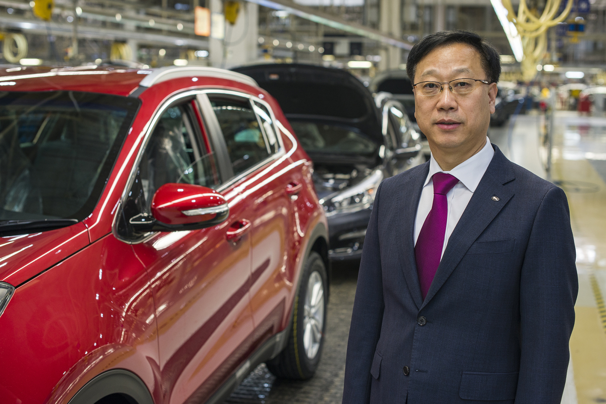 Vo februári 2017 bol pán Dae-Sik Kim vymenovaný do funkcie nového prezidenta a výkonného riaditeľa spoločnosti Kia Motors Slovakia. Vo februári 2017 bol pán Dae-Sik Kim vymenovaný do funkcie nového prezidenta a výkonného riaditeľa spoločnosti Kia Motors Slovakia.