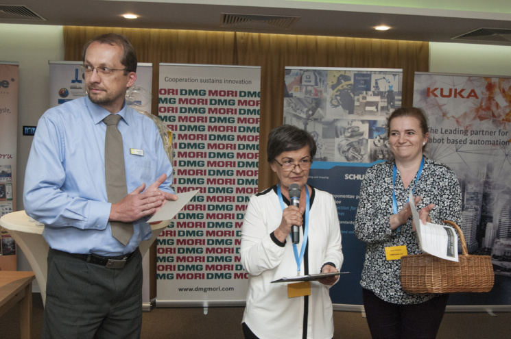 Záver konferencie spestrila tombola o hodnotné ceny od partnerov podujatia. Manažér Village resort Hanuliak Andrej Oravec, šéfredaktorka ai magazine Eva Ertlová (uprostred), Vlasta Rafajová – redaktorka Záver konferencie spestrila tombola o hodnotné ceny od partnerov podujatia. Manažér Village resort Hanuliak Andrej Oravec, šéfredaktorka ai magazine Eva Ertlová (uprostred), Vlasta Rafajová – redaktorka