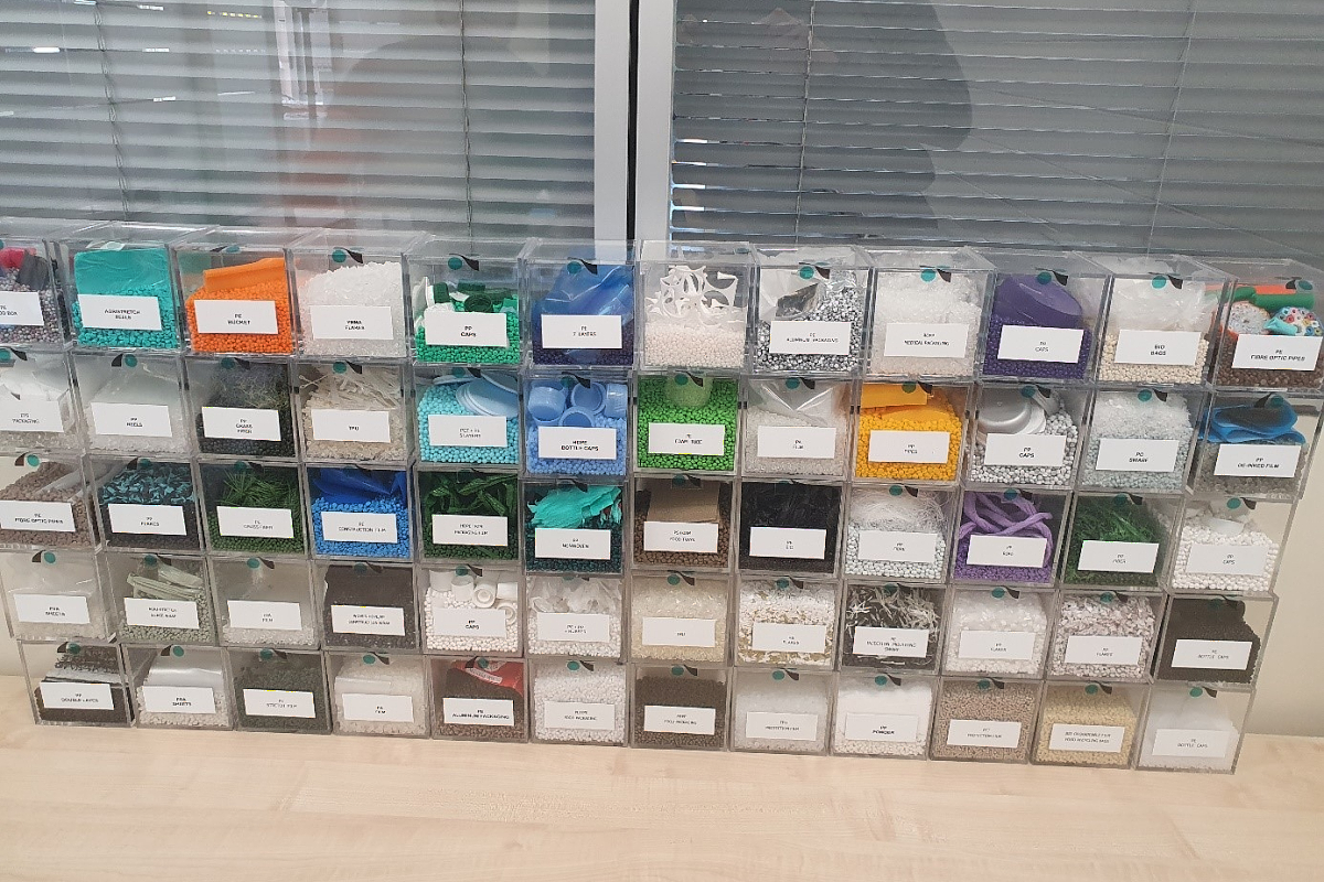 LIPM - plastové materiály PP, PC/ABS, PA, PS, PE, TPU, TPE LIPM - plastové materiály PP, PC/ABS, PA, PS, PE, TPU, TPE