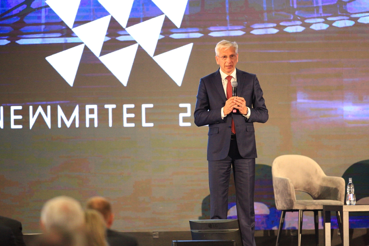 Konferencia NEWMATEC 2022 - prezident Zväzu automobilového priemyslu Alexander Matušek Konferencia NEWMATEC 2022 - prezident Zväzu automobilového priemyslu Alexander Matušek