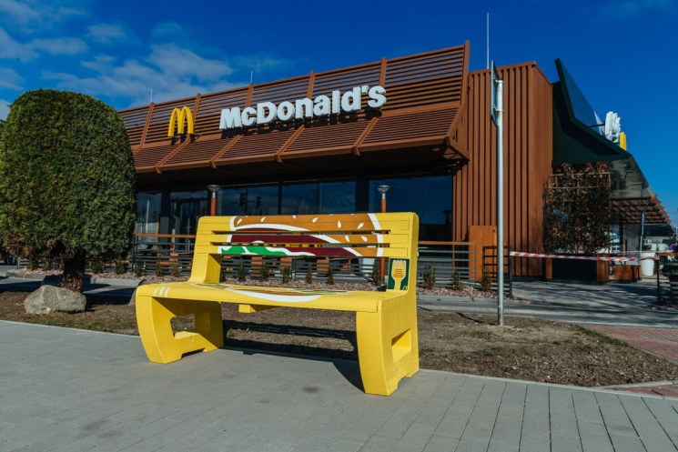 TOPlast - výroba dizajnových lavičiek z plastového príboru pre McDonald's