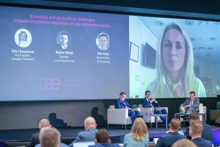 Dita Charanzová, podpredsedníčka Európskeho parlamentu; Mojmír Hampl, predseda Národnej rozpočtovej rady; Petr Knap, senior advisor EY a moderátor Ivan Hodáč. Dita Charanzová, podpredsedníčka Európskeho parlamentu; Mojmír Hampl, predseda Národnej rozpočtovej rady; Petr Knap, senior advisor EY a moderátor Ivan Hodáč.