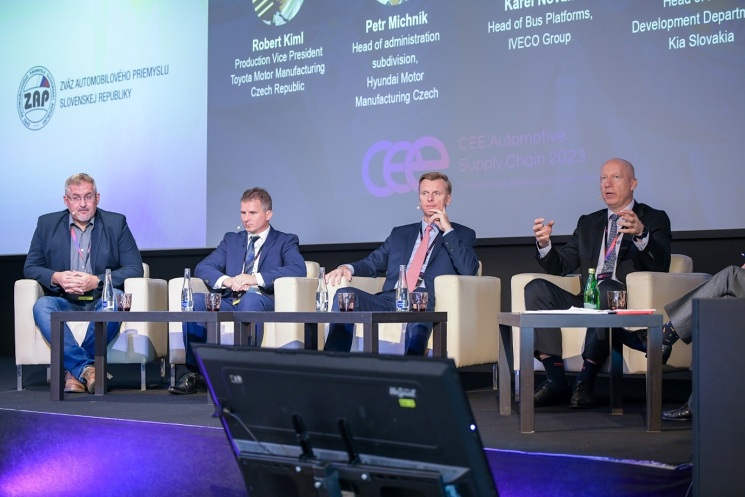 Zástupcovia troch českých a jednej slovenskej automobilky, (zľava) Michal Lábaj, Karol Novák, Peter Michník a Robert Kiml. Zástupcovia troch českých a jednej slovenskej automobilky, (zľava) Michal Lábaj, Karol Novák, Peter Michník a Robert Kiml.