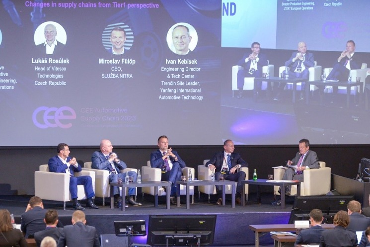 Účastníci dodávatelského panelu (zľava) Petr Novák, Lukáš Rosůlek, Miroslav Fülöp, Ivan Kebísek a moderátor Ivan Hodáč. Účastníci dodávatelského panelu (zľava) Petr Novák, Lukáš Rosůlek, Miroslav Fülöp, Ivan Kebísek a moderátor Ivan Hodáč.