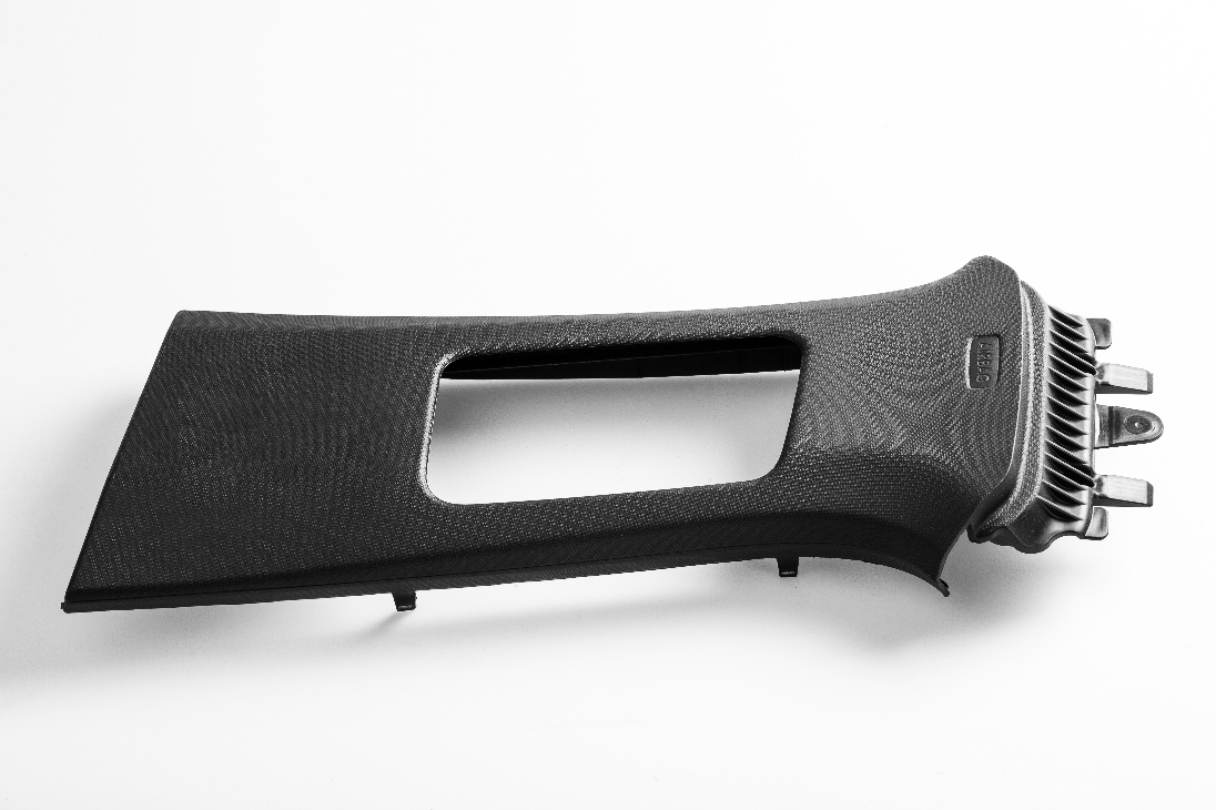 brázek ukazuje tmavě šedé obložení automobilového B-sloupku vyrobené z pěnového materiálu s jemnou povrchovou úpravou.