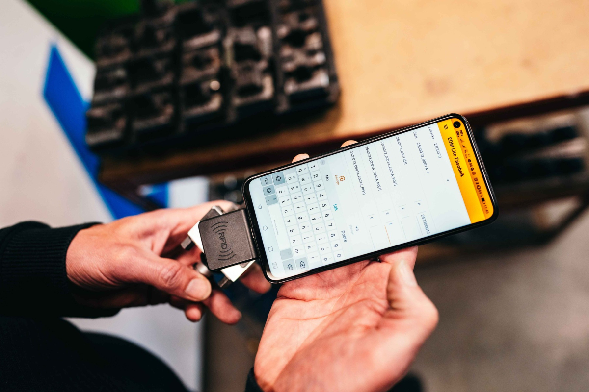 Automatické pracoviště EDM ve společnosti Peartec