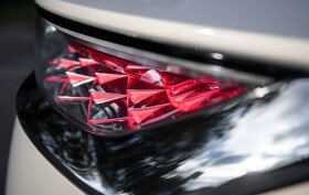 Laserové technológie pri spracovaní plastov: kedy zvoliť decoating, etching, čistenie alebo rezanie pre efektívnu a modernú výrobu