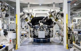 Automobilový průmysl v EU v roce 2025: růst registrací, tlak na výrobu a silnější konkurence