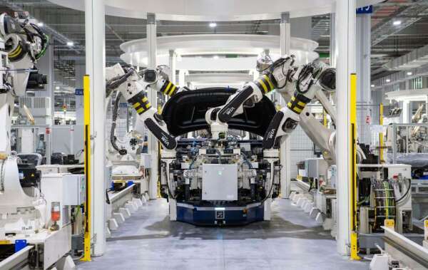 Automobilový průmysl v EU v roce 2025: růst registrací, tlak na výrobu a silnější konkurence