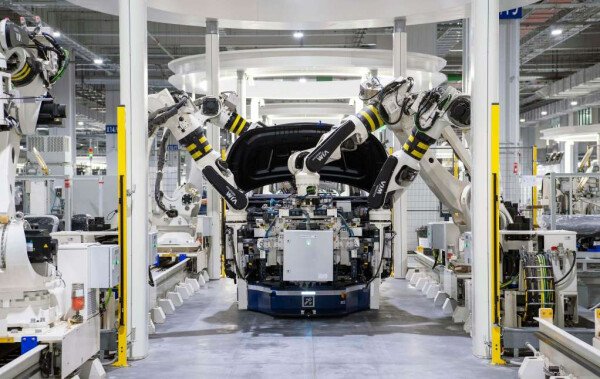 Automobilový průmysl v EU v roce 2025: růst registrací, tlak na výrobu a silnější konkurence