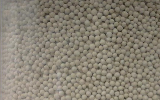 Granulovaný zeolitový silikagél 3-5 mm na sušenie plastov v sušičkách