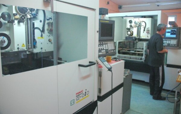 CNC elektroerozivn&iacute;ch &oslash;eza&egrave;ka pro modern&iacute; n&aacute;stroj&aacute;rne