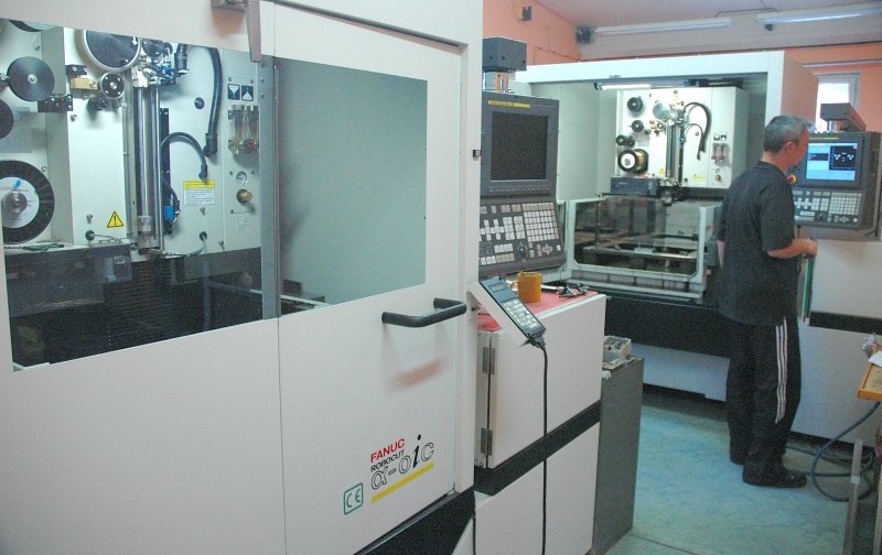 CNC elektroerozivn&iacute;ch &oslash;eza&egrave;ka pro modern&iacute; n&aacute;stroj&aacute;rne