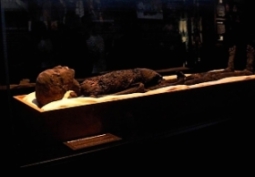 Společnost Materialise vytvořila 3D repliku mumie krále Tutanchamona na Mammoth stereolithography stroji