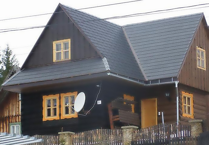 Plastová šindelová krytina s imitací dřeva od společnosti TITAN-Tatraplast, s. r. o.