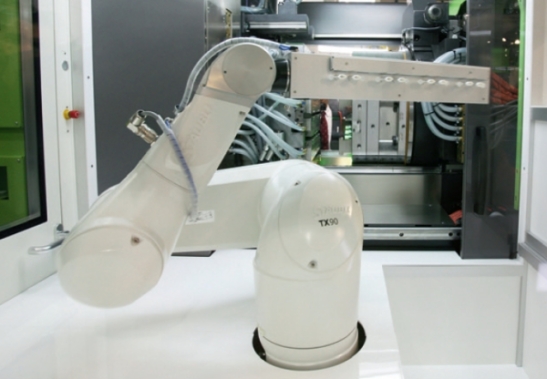 Stäubli představuje robotická řešení pro zpracovatele plastů