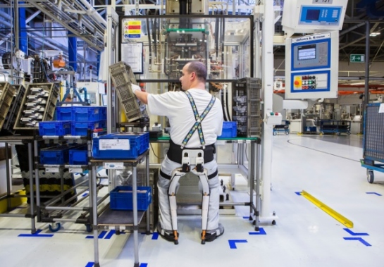 Volkswagen Slovakia testuje exoskeleton pro výrobních zaměstnanců
