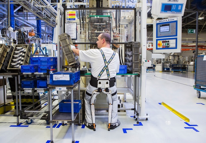 Volkswagen Slovakia testuje exoskeleton pro výrobních zaměstnanců