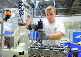 Průměrná mzda v autoprůmyslu překročila 33 000 Kč, zvýšil se i počet pracovníků ve firmách