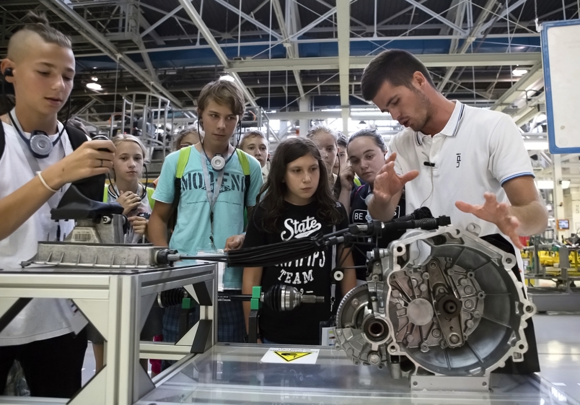 Mladí automobiloví nadšenci poznávali výrobní technologie ve Volkswagen Slovakia