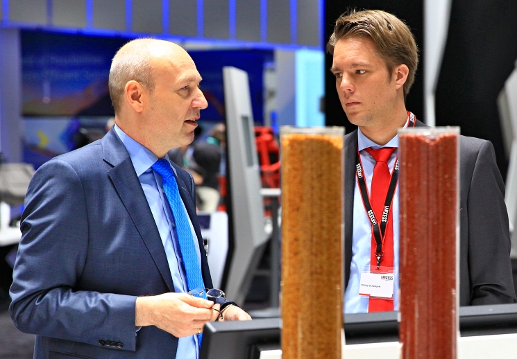 K 2019: Suroviny, přísady, polotovary a vyztužené plasty, tiskové konference, velká fotogalerie, haly 5-8