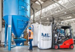 Společnost ML Polyolefins představuje GRAYFIN PPH30 – tmavě šedý recyklovaný polymer