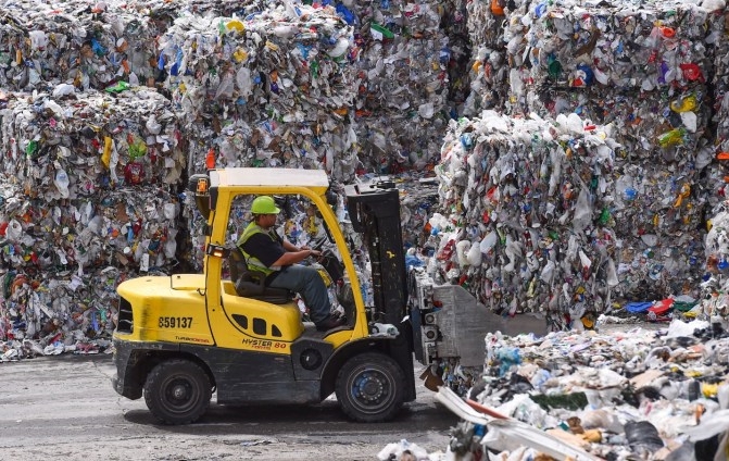 EF Recycling s.r.o řeší ekologické zátěže způsobené plastovým a kovovým odpadem