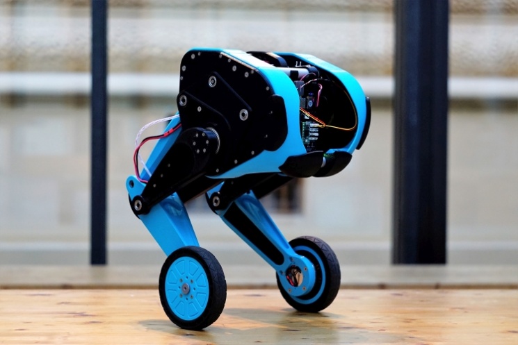Doktorandi z FEL ČVUT postavili robota balancujícího na dvou nohách