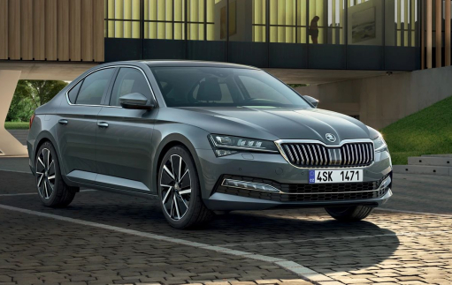 Říjnová produkce automobilů v Česku se propadla téměř o polovinu