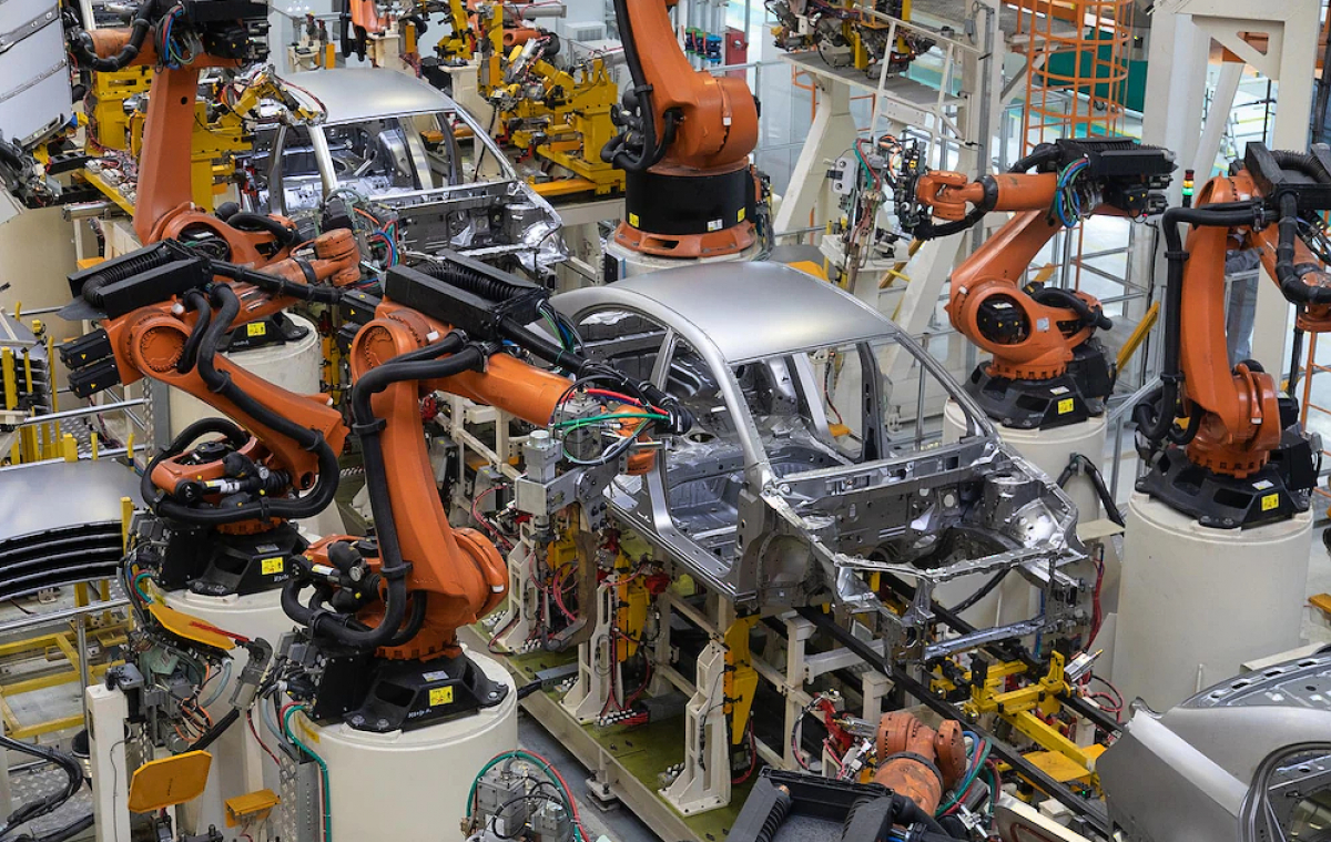 Výroba automobilů v Česku ve druhém čtvrtletí dohání meziroční ztráty