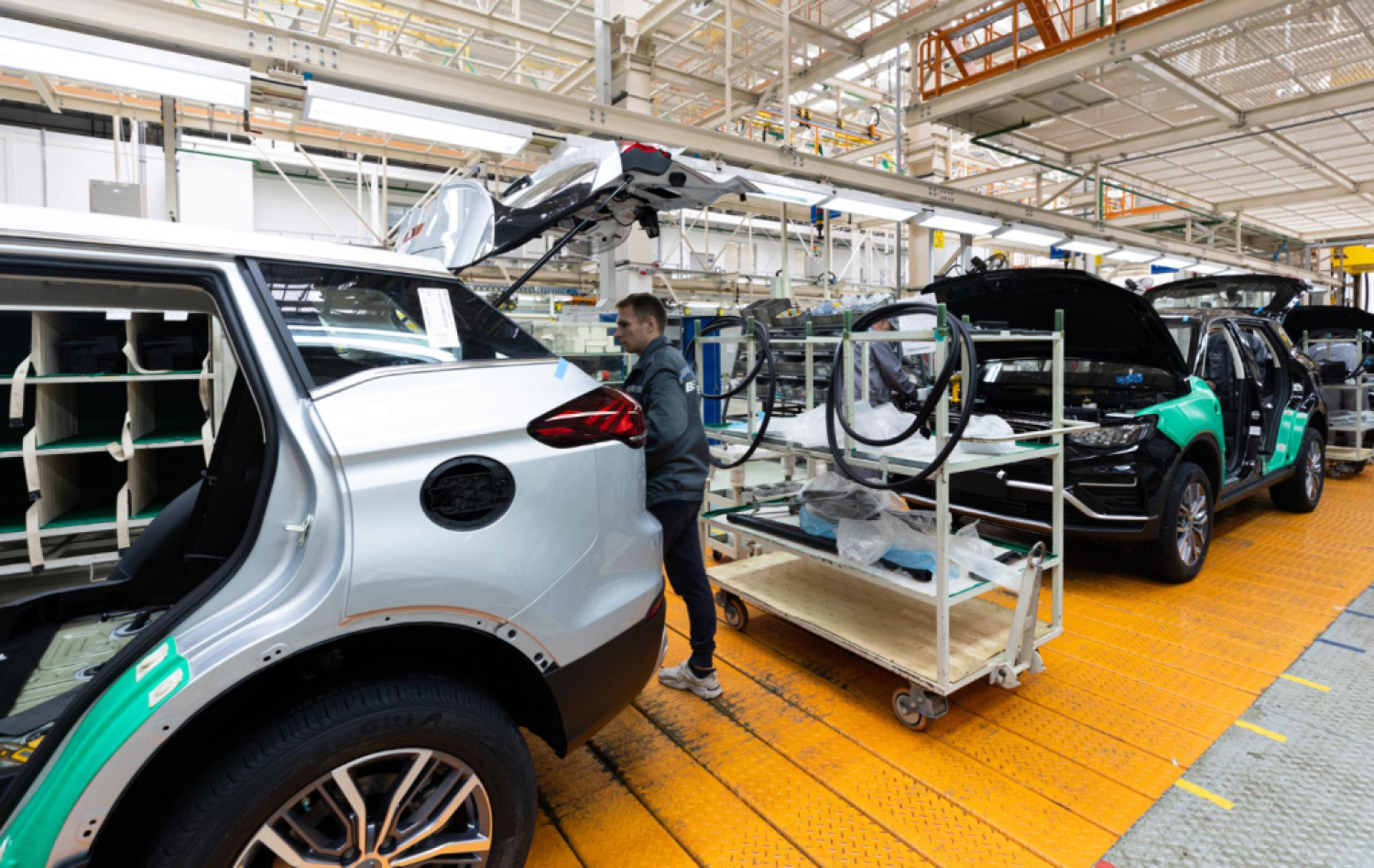 Navzdory výpadkům ve výrobě navyšuje český autoprůmysl meziroční produkci