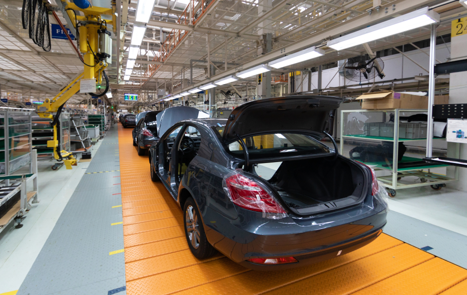 Výroba automobilů v Česku pokračuje v meziročním růstu a v závěru roku směřuje k předkrizovým výrobním hodnotám