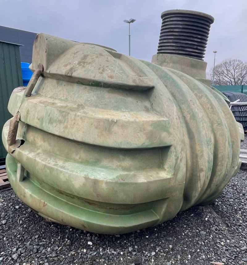 Prasknutá PE nádrž 10 m3