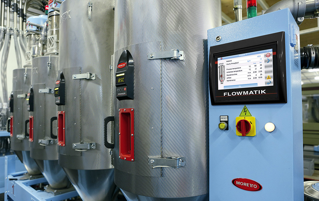 FLOWMATIK od Moretto: Inteligentní systém řízení distribuce vzduchu pro sušení plastových granulí