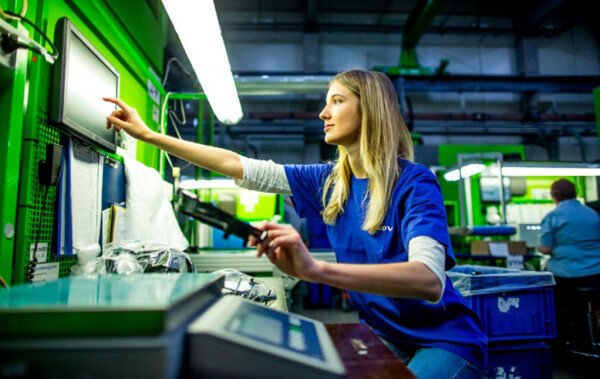 Keď dáta riadia výrobu: prínosy MES systémov nielen v plastikárstve