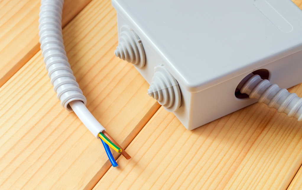 Ampacet představí pokročilé nízkohalogenové a bezhalogenové masterbatchy se zpomalovači hoření pro bezpečnější elektroinstalační a stavební plasty na veletrhu K 2025