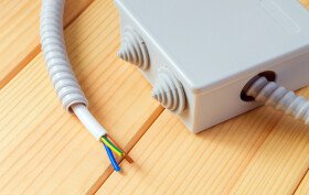 Ampacet predstaví pokročilé nízkohalogénové a bezhalogénové masterbatche so spomaľovačmi horenia pre bezpečnejšie elektroinštalačné a stavebné plasty na veľtrhu K 2025